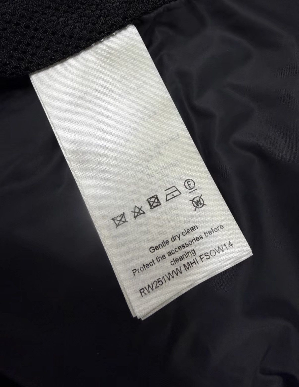 Louis Vuitton Louis Vuitton Black Subtle Pattern Full-Logo Down Jacket Size US S / EU 44-46 / 1 - 6 Thumbnail