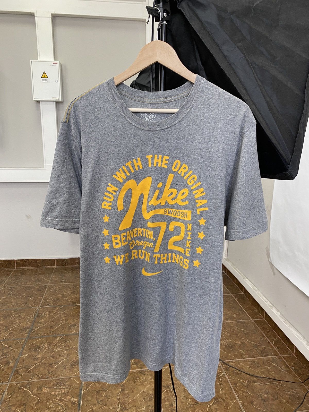 Nike 🇺🇸 Vintage Nike Swoosh Retro T-Shirt Hype Size US XL / EU 56 / 4 - 1 Thumbnail