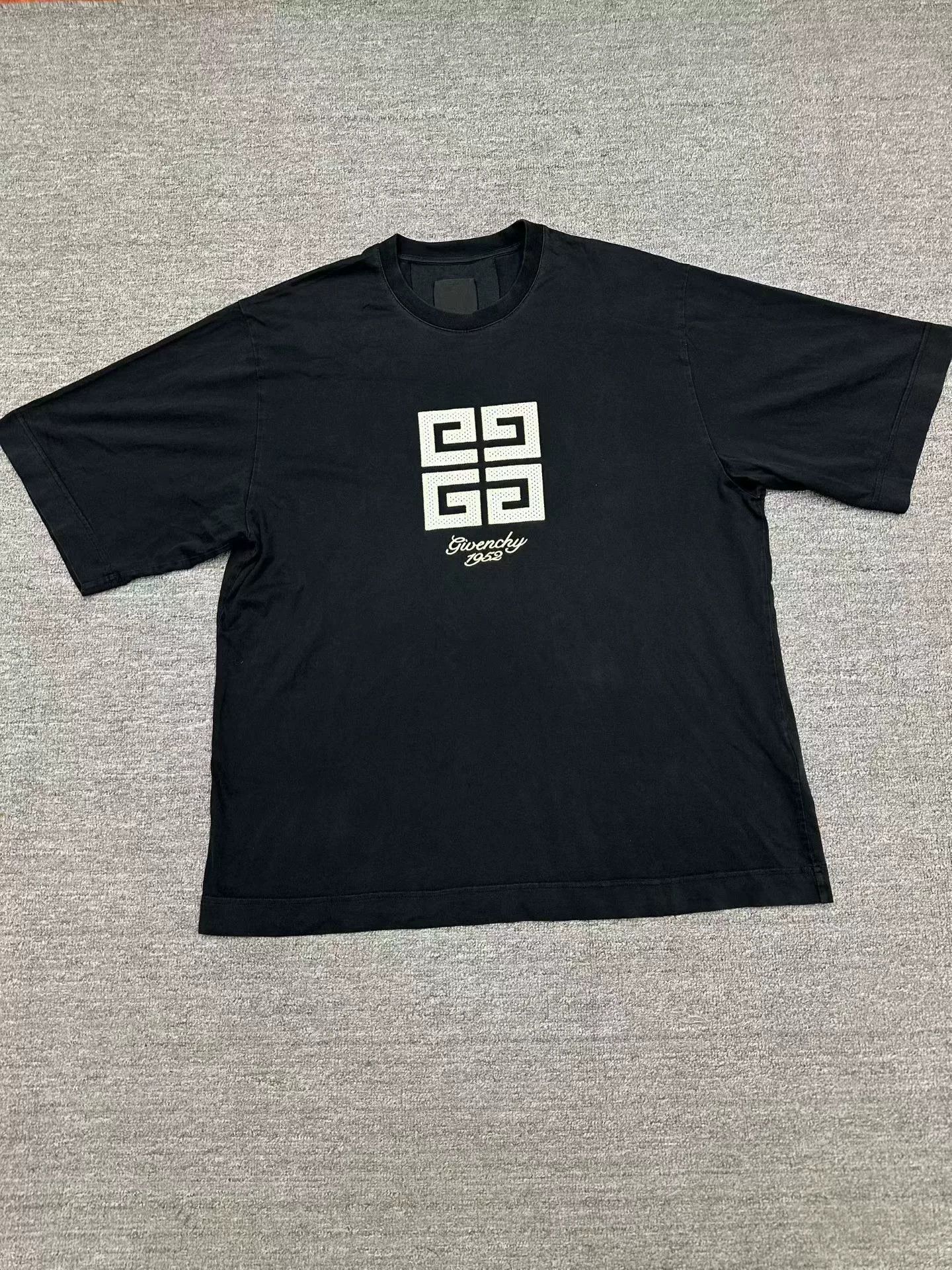 Givenchy Givenchy New 4G Short-Sleeve T-Shirt L Size US L / EU 52-54 / 3 - 1 Thumbnail