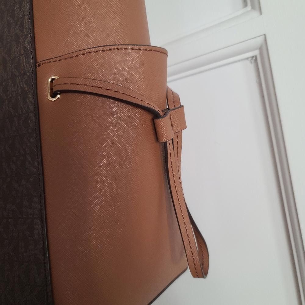 Michael Kors Michael Kors Gilly Large Brown Travel Drawstring Tote Bag Size ONE SIZE - 7 Thumbnail