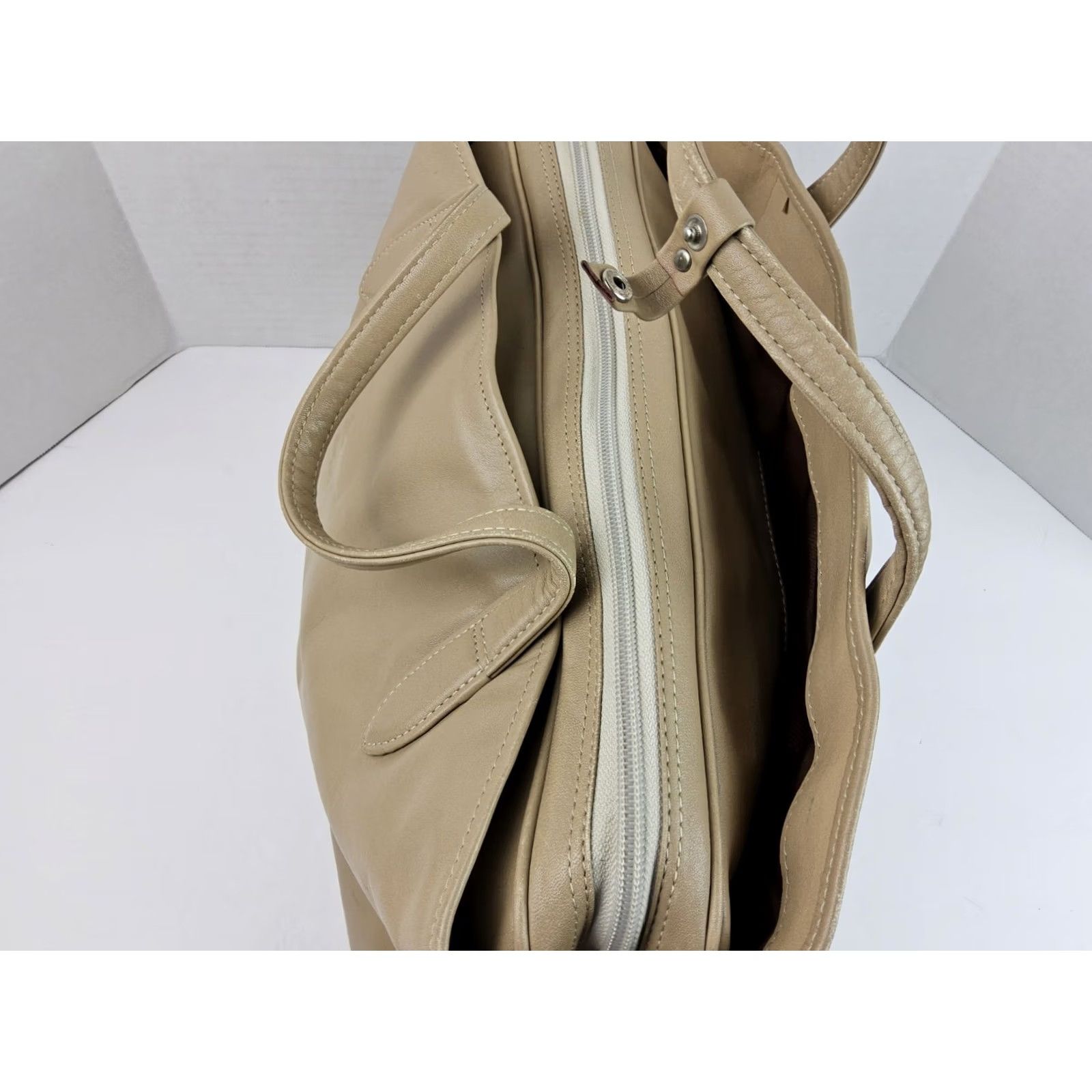 Vintage VINTAGE Leather Duffle Bag Women's Travel Purse Satchel with Key Beige Size ONE SIZE - 7 Thumbnail