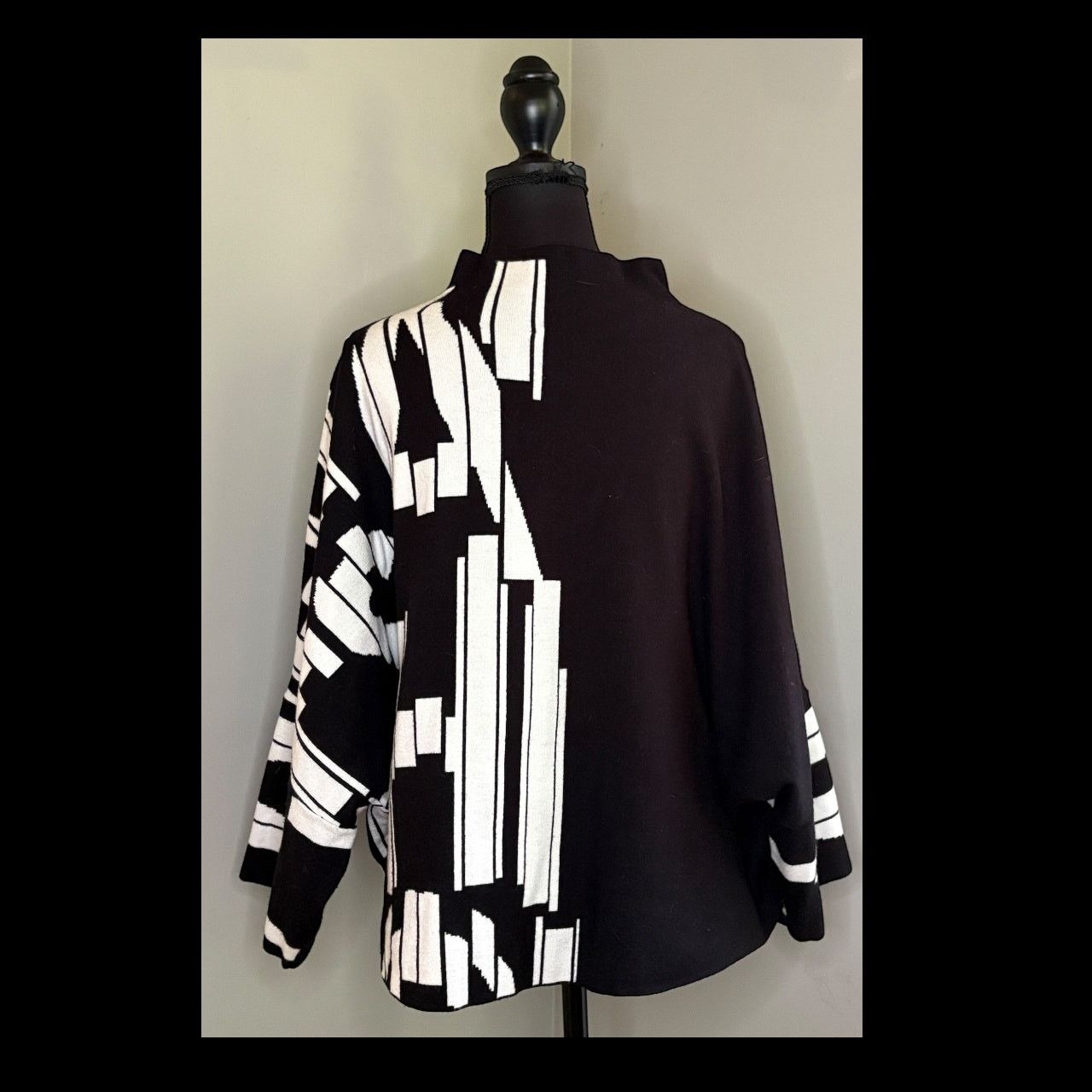 Nordstrom Black and White Schitz Creek Graphic Turtleneck Sweater Size L / US 10 / IT 46 - 2 Thumbnail