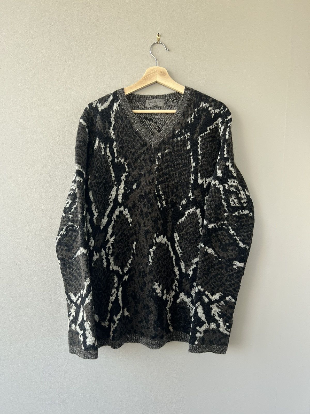Yohji Yamamoto AW13 Snake-Effect V-Neck Sweater Size US L / EU 52-54 / 3 - 1 Thumbnail