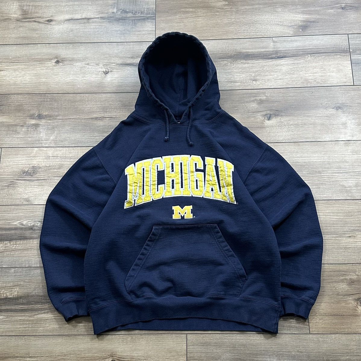 J. America Vintage 90s Michigan Wolverines Embroidered Pullover Hoodie Size US L / EU 52-54 / 3 - 1 Thumbnail