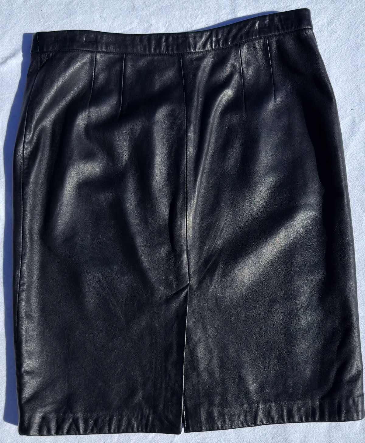 Bergdorf Goodman × Bloomingdale's × Vintage 90s Black leather mini skirt with zipper closure Size 32" / US 10 / IT 46 - 3 Thumbnail