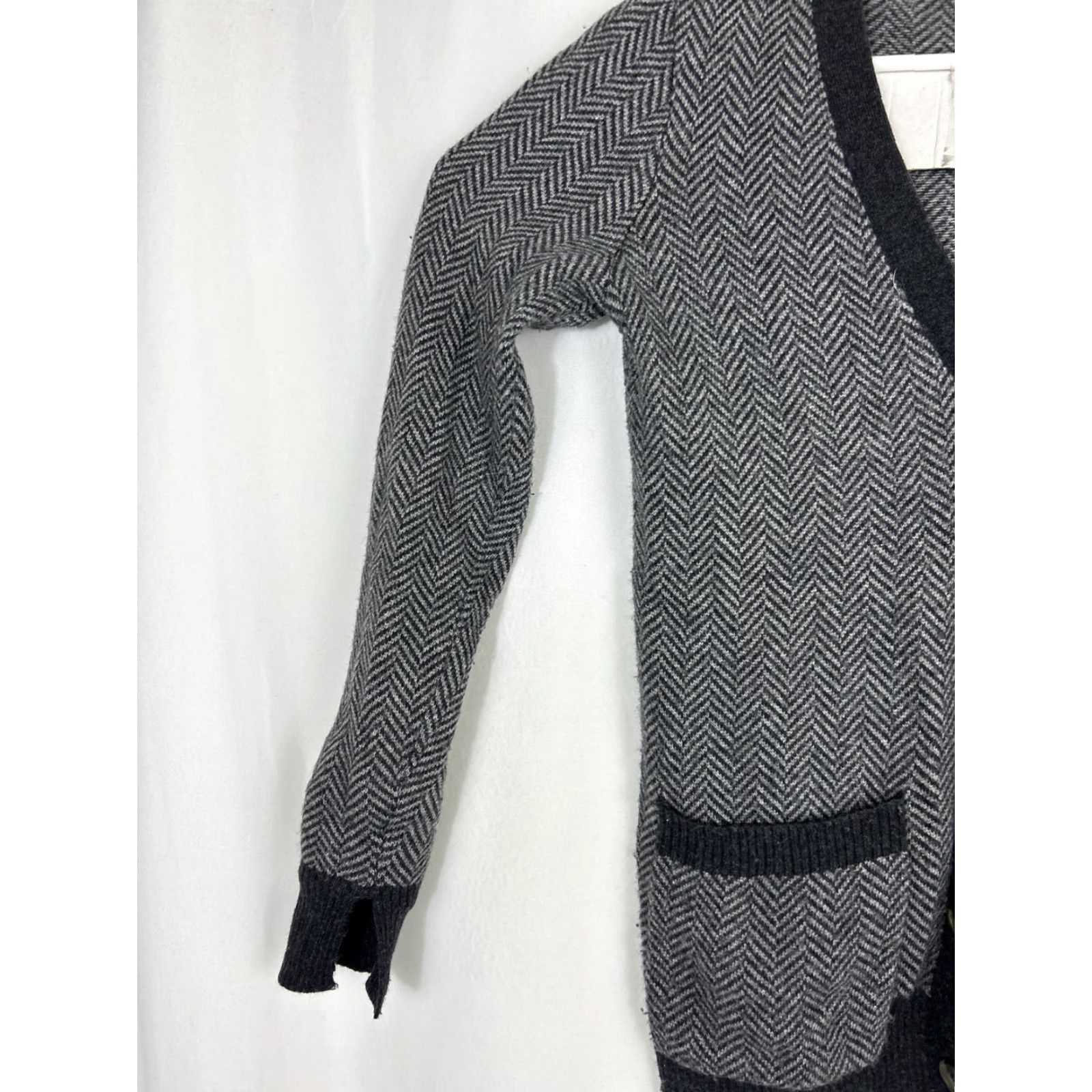 J.Crew J. Crew Cardigan Sweater Womens XS Black Gray Wool Blend Herringbone Knit Cap Sleeve V-Neck Buttons Pockets Regular Fit All Seasons Fall Winter Spring Size XS / US 0-2 / IT 36-38 - 2 Thumbnail