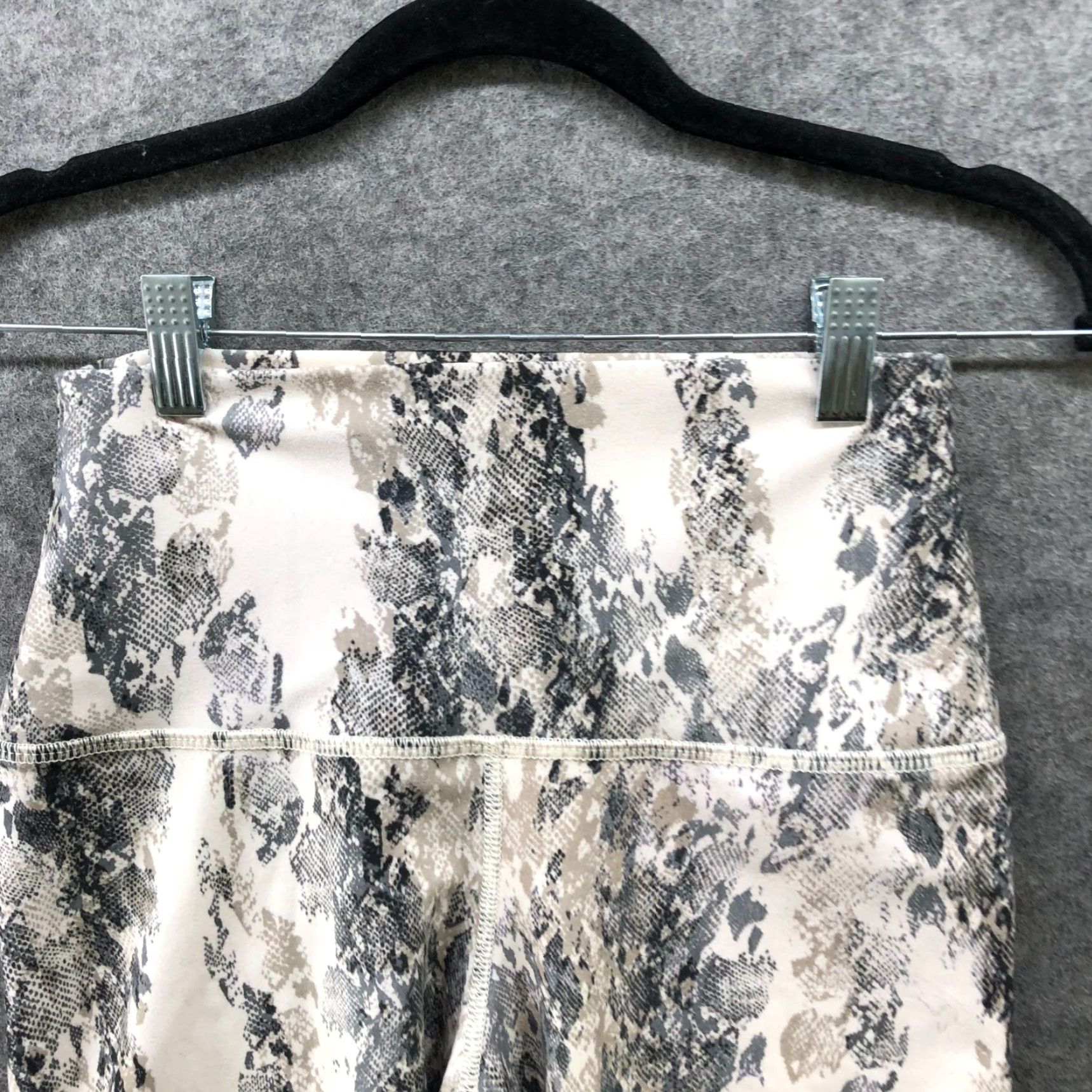 Vintage Evolution & Creation Biker Shorts Womens S Snakeskin Print Beige Black High Rise 9 in Inseam Athletic Yoga Fitness Activewear Size 28" / US 6 / IT 42 - 3 Thumbnail