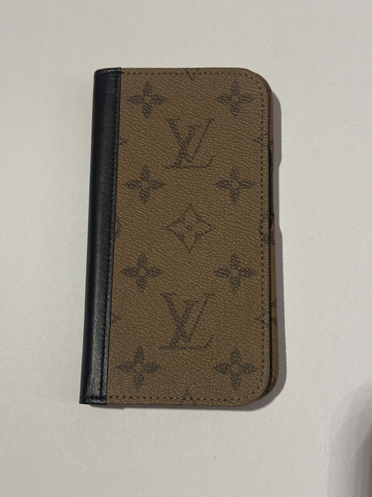 Louis Vuitton Louis Vuitton Folio Iphone 14/15 Pro Model ONLY Size ONE SIZE - 1 Thumbnail