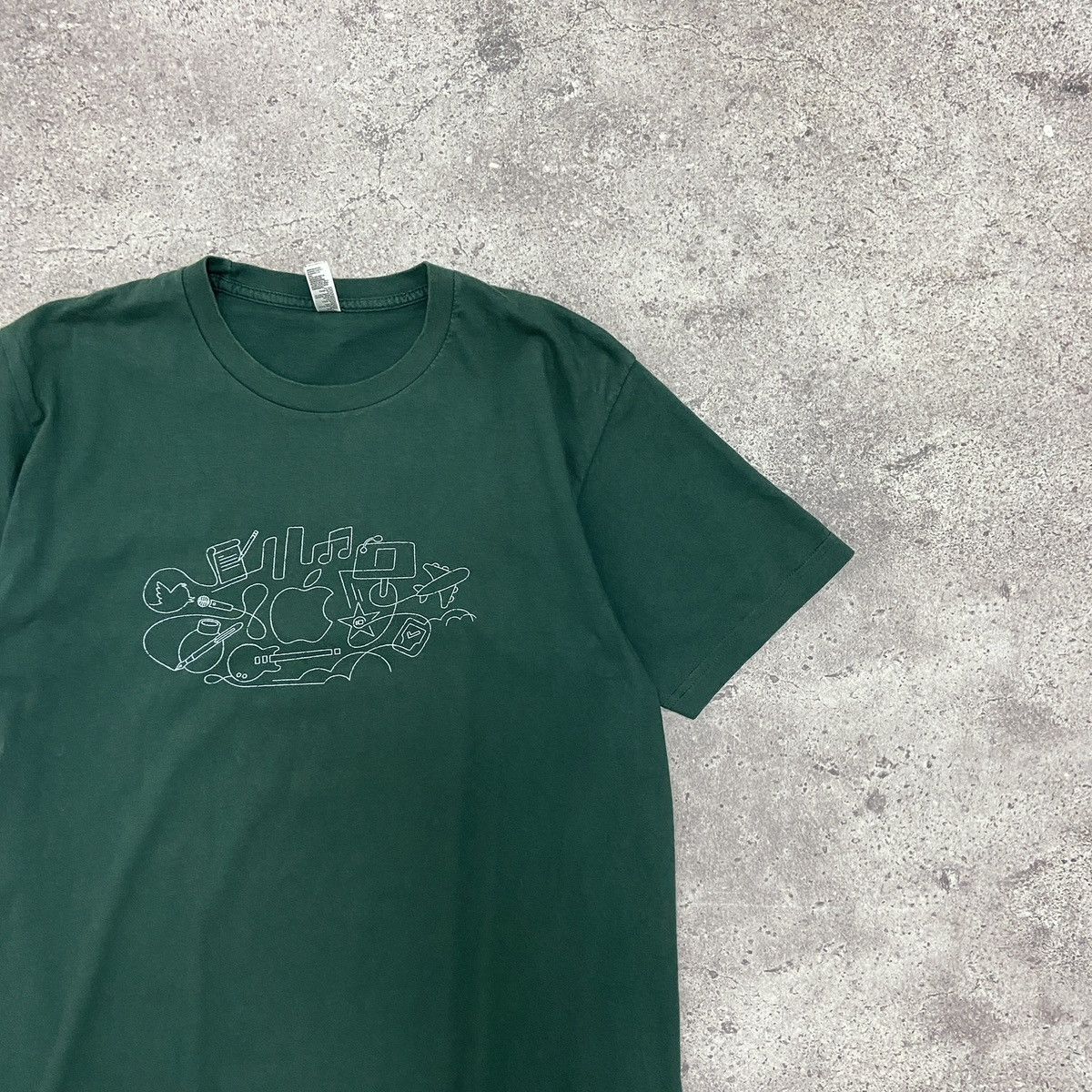 Apple Vintage 00s Apple Creative Creatures tee promo iPhone iPad Size US L / EU 52-54 / 3 - 2 Thumbnail