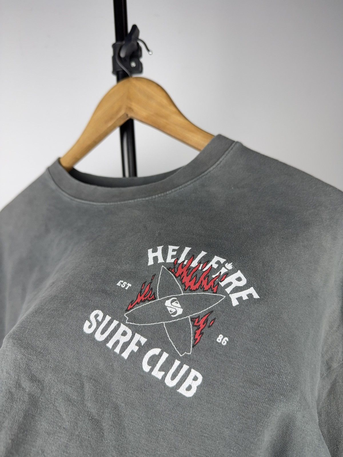 Quiksilver Quiksilver x Stranger Things Hellfire Surf Club Cropped long Size XS / US 0-2 / IT 36-38 - 4 Thumbnail