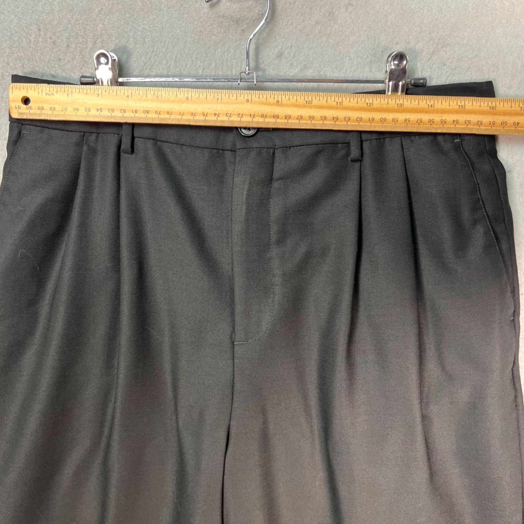 Banana Republic Banana Republic Mens Size 32 Relaxed Fit Black Dress Pants Wool Blend Trousers Dress Pants Mens 32 Black Wool Blend Straight Inseam 26in Sl… Size US 32 / EU 48 - 6 Thumbnail