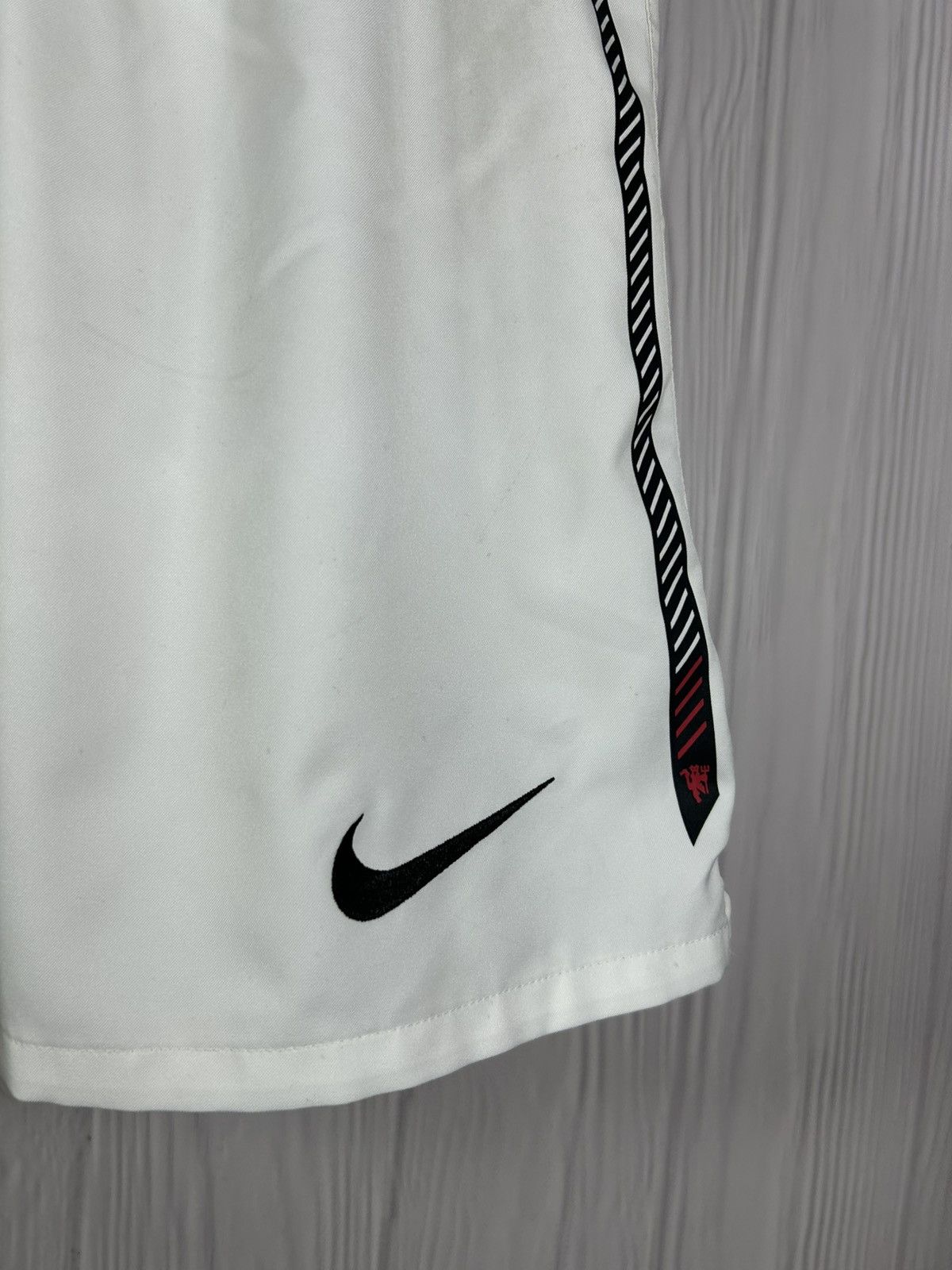 Nike NIKE MANCHESTER UNITED 2010/11 SHORTS FOOTBALL SOCCER SIZE M Size US 32 / EU 48 - 5 Thumbnail