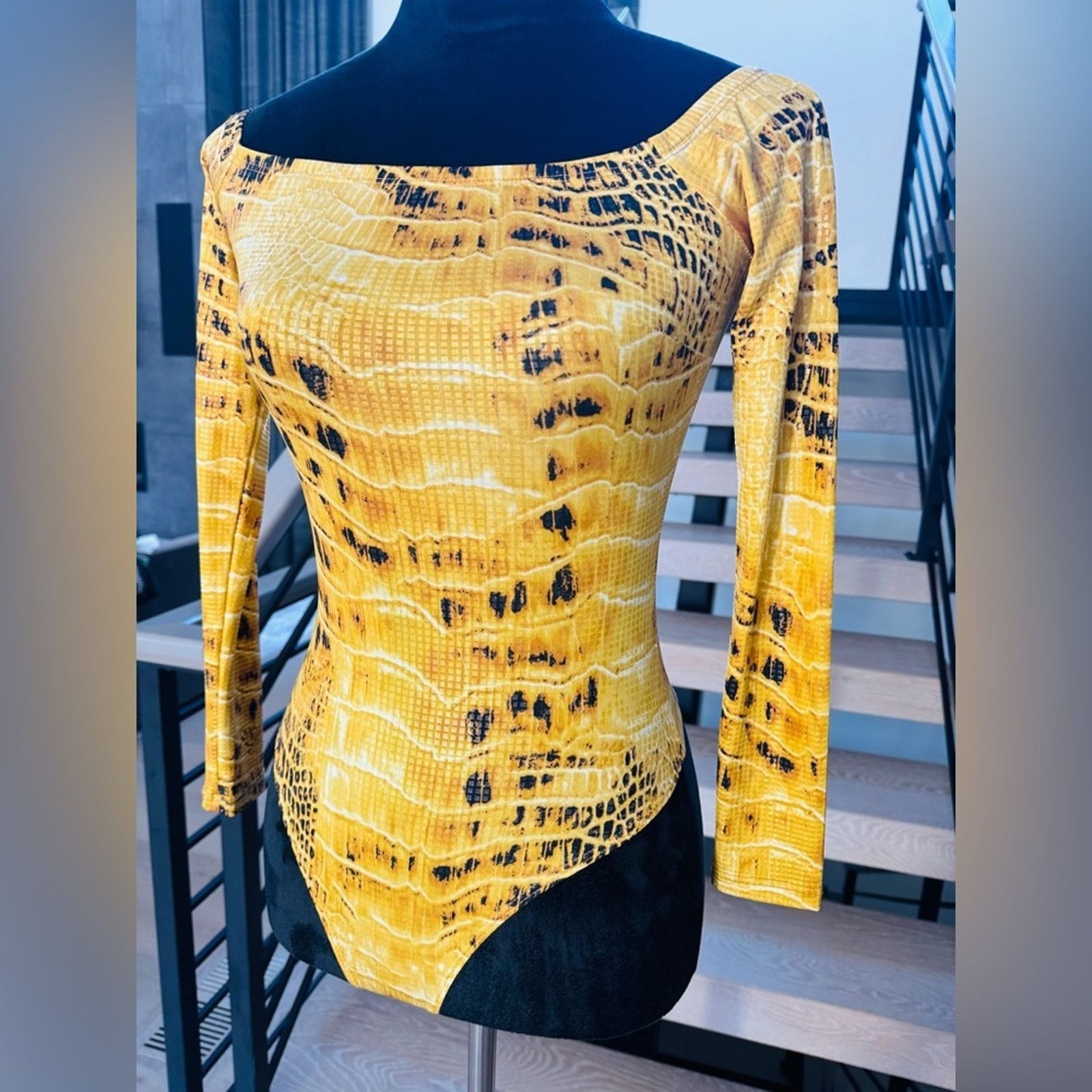 Guess New Guess Yellow Snakeskin Women's Top size XS Size XS / US 0-2 / IT 36-38 - 2 Thumbnail