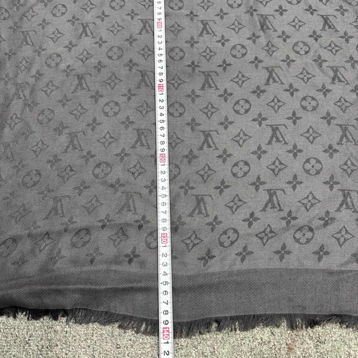 Louis Vuitton LV gray allover 140x140cm scarf 99new Size ONE SIZE - 5 Thumbnail