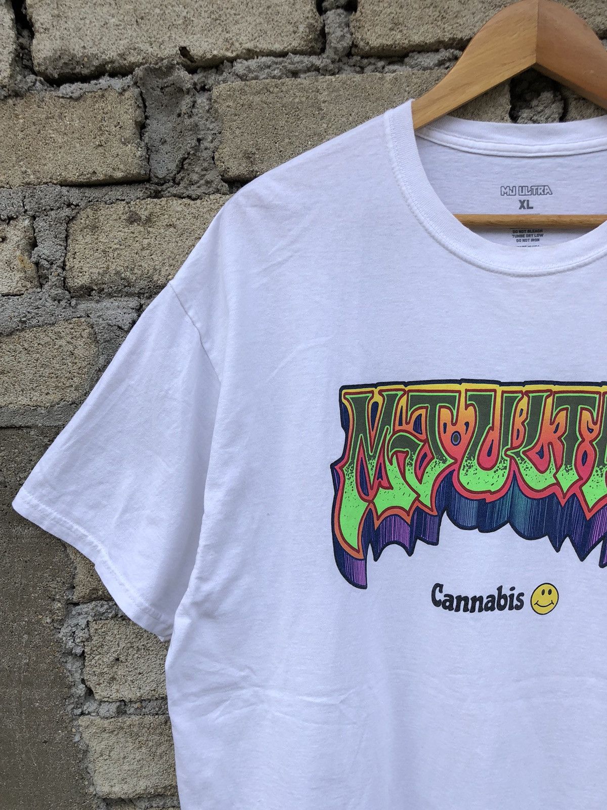 Japanese Brand 🔥RARE🔥MJ ULTRA Graffiti Cannabis Smile Tshirts Size US XL / EU 56 / 4 - 7 Thumbnail