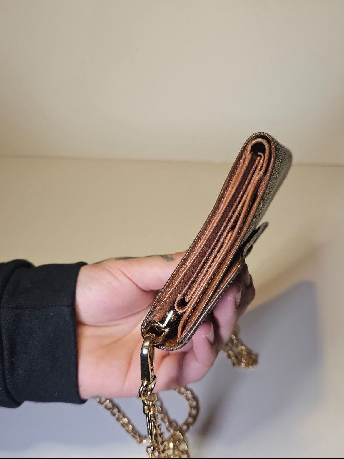 Louis Vuitton Louis vuitton cross body wallet purse. Lv monogram bag. Size ONE SIZE - 5 Thumbnail