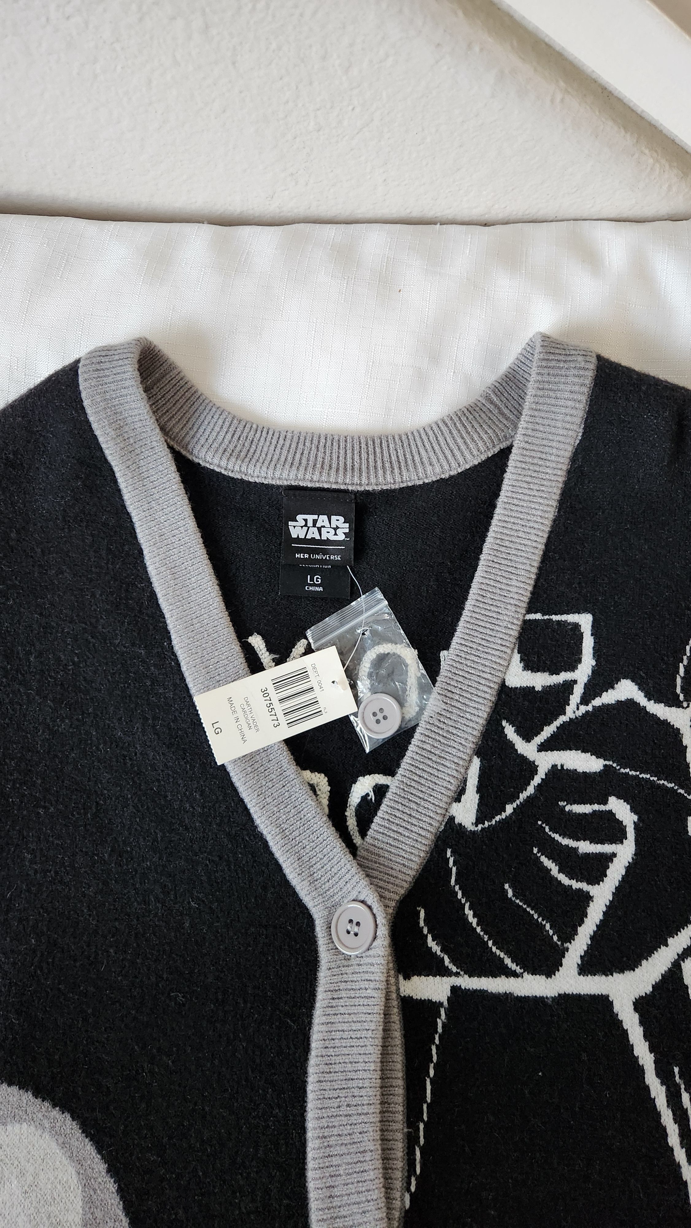 Star Wars Her Universe Star Wars Darth Vader Cardigan Box Lunch large Size US L / EU 52-54 / 3 - 3 Thumbnail