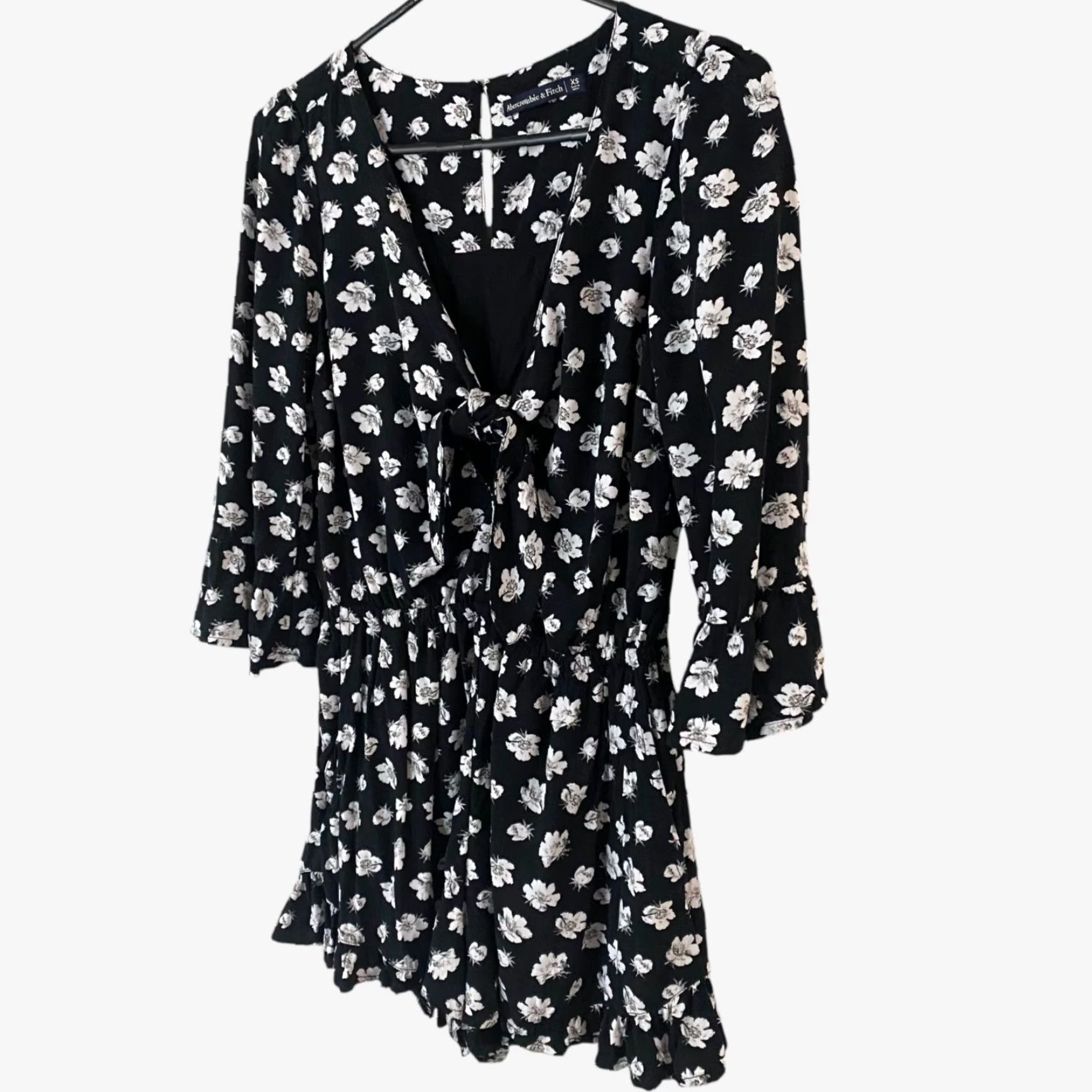 Abercrombie & Fitch VINTAGE Abercrombie & Fitch Romper Tie-Front Floral 3/4 Sleeve XS Womens Black White Beach Bohemian Casual Size 26" / US 2 / IT 38 - 2 Thumbnail