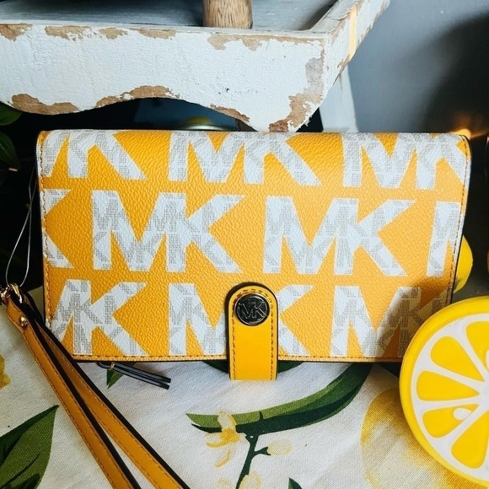 Michael Kors Michael Kors Small Bifold Wallet Signature Print NWT Size ONE SIZE - 1 Thumbnail