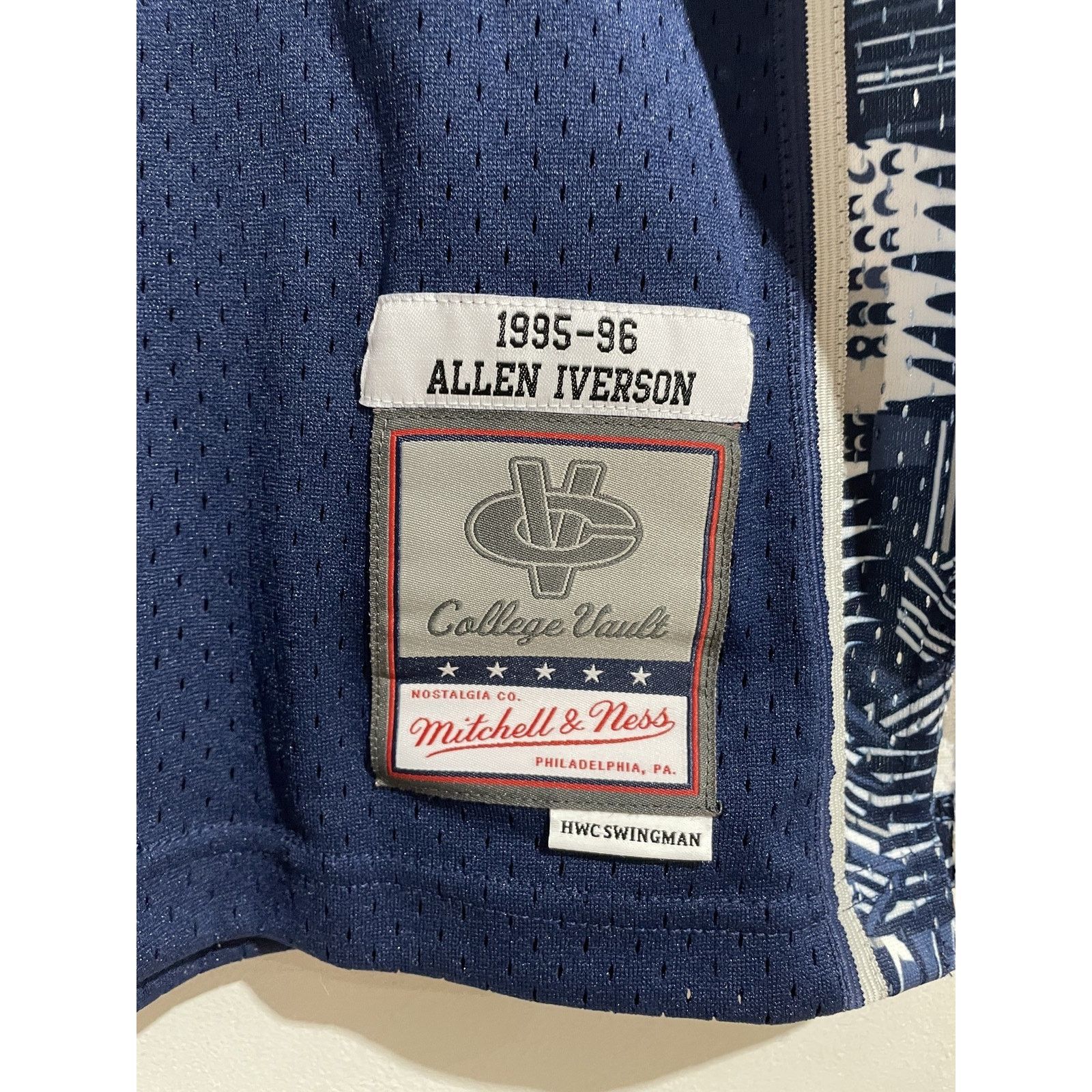 Other ALLEN IVERSON NAVY GEORGETOWN 1995/1996 SWINGMAN JERSEY Size US L / EU 52-54 / 3 - 6 Thumbnail