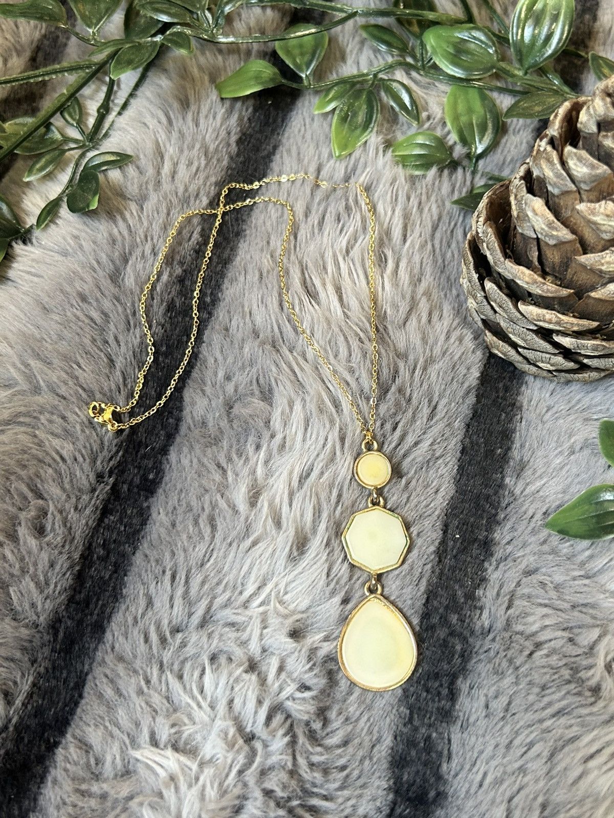 Handmade Handcrafted vintage multi shape resin disc pendant necklace Size ONE SIZE - 4 Thumbnail
