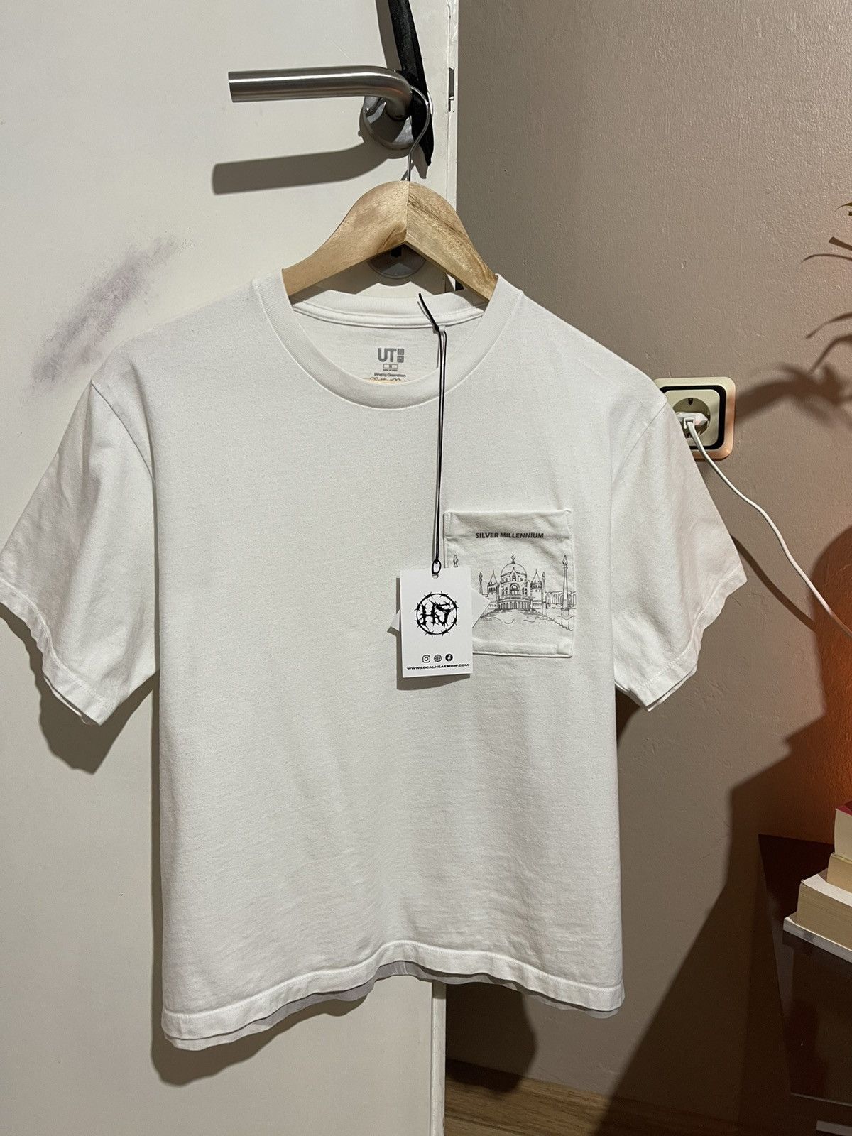 Anime × Japanese Brand × Uniqlo Pretty Guardians Sailor Moon x Uniqlo White Cropped T-Shirt Size M / US 6-8 / IT 42-44 - 2 Thumbnail