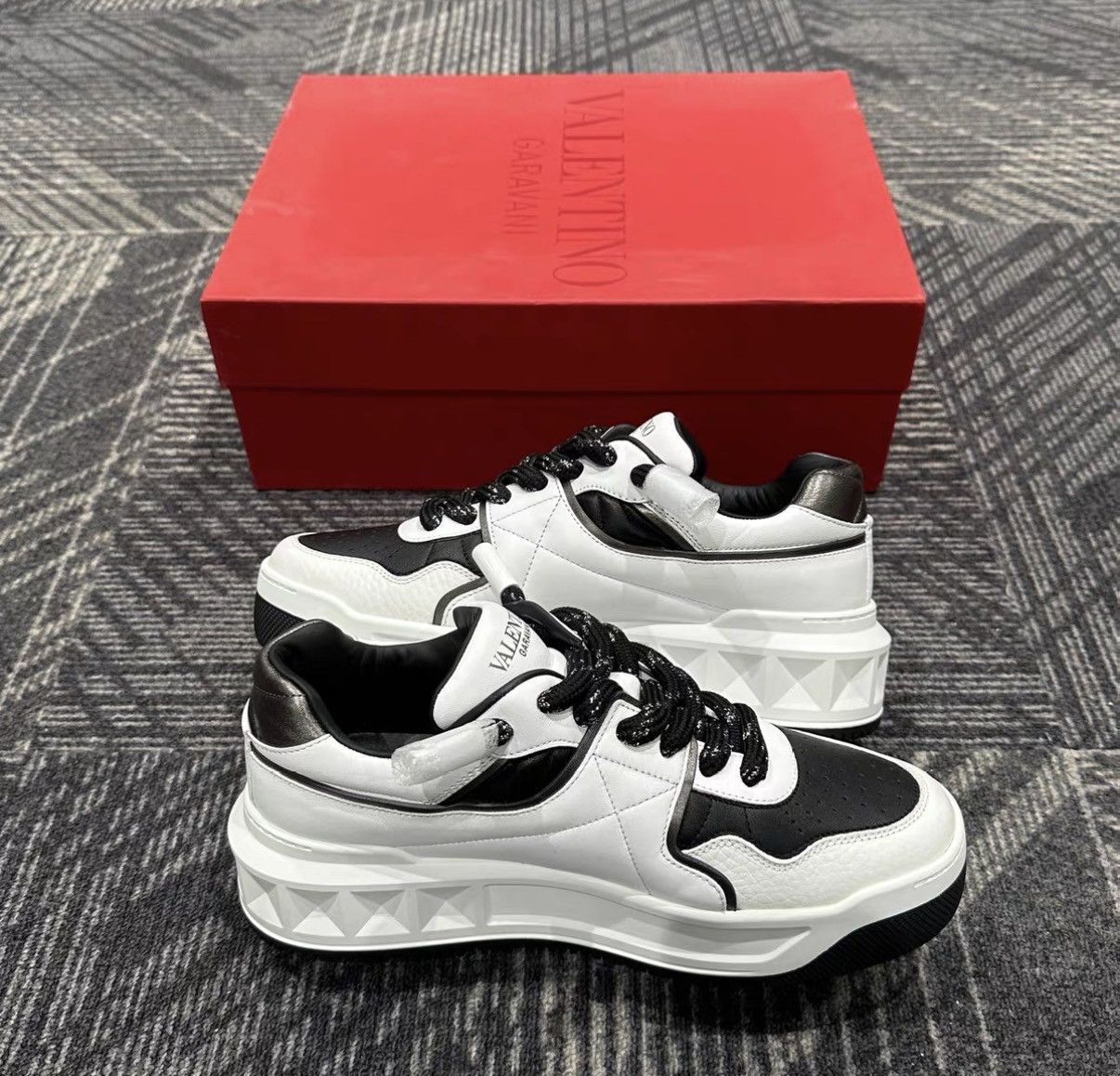 Valentino Valentino One Stud Leather Black & White Panda Sneakers J42 Size US 7 / EU 40 - 5 Thumbnail