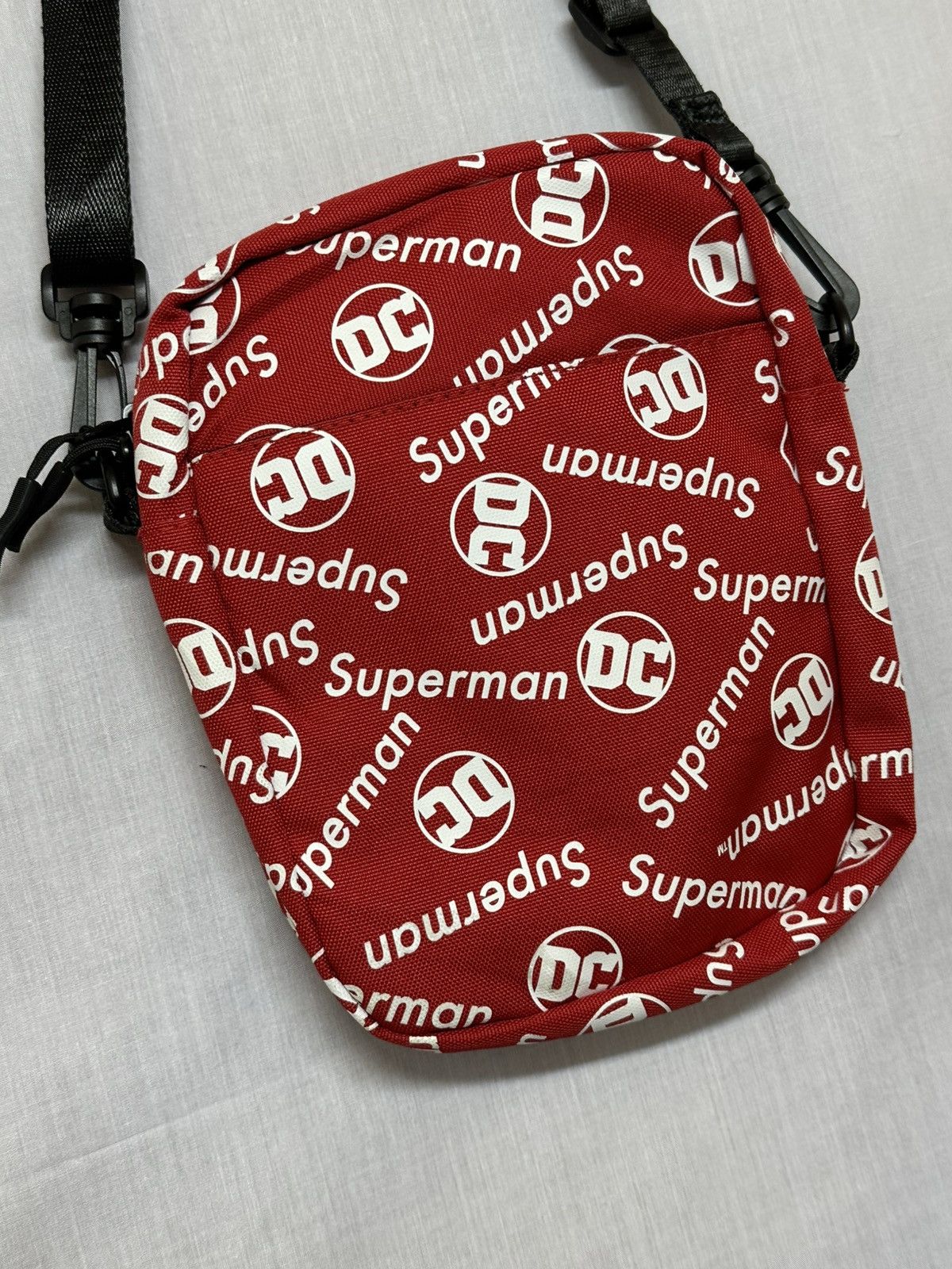DC Superman-themed crossbody bag pattern Superman and "DC". Size ONE SIZE - 8 Thumbnail