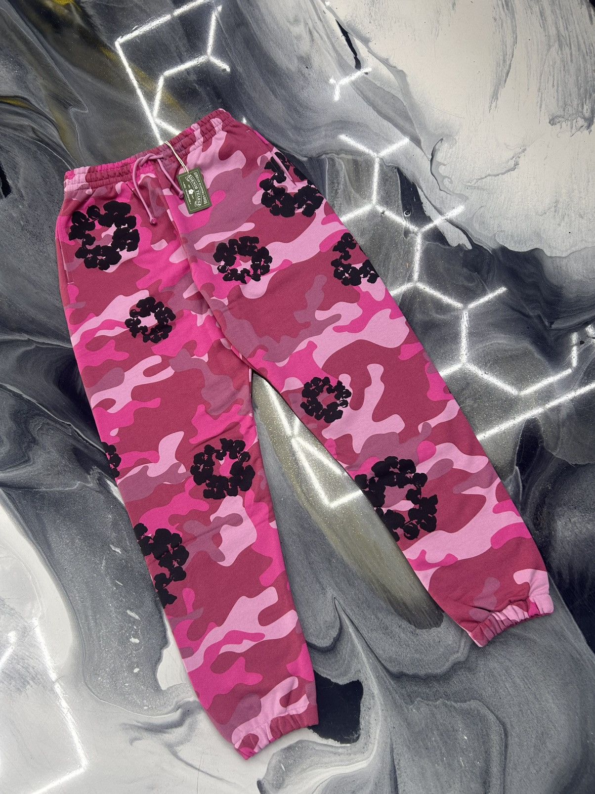DENIM TEARS Denim Tears Pink Camo Cotton Wreath Sweatpants Size M Size US 32 / EU 48 - 4 Thumbnail