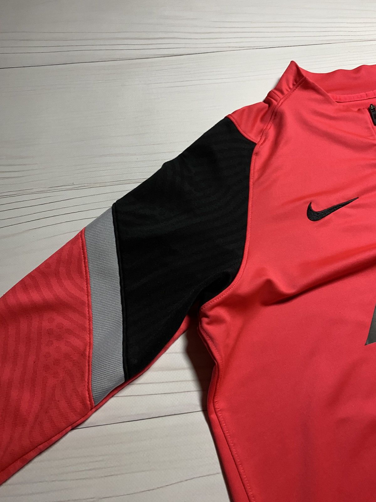 Nike Nike Liverpool 2020/21 training AXA soccer longsleeve jersey Size US L / EU 52-54 / 3 - 12 Thumbnail