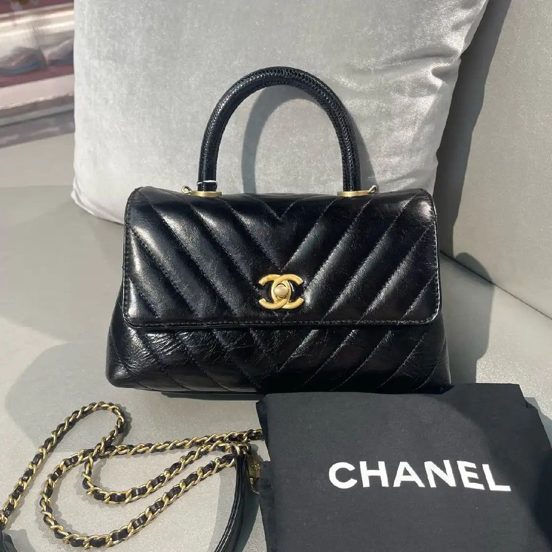 Chanel CHANEL COCO HANDLE Small black cowhide leather quilted Vshoulder bag gold hardwa Size ONE SIZE - 1 Thumbnail