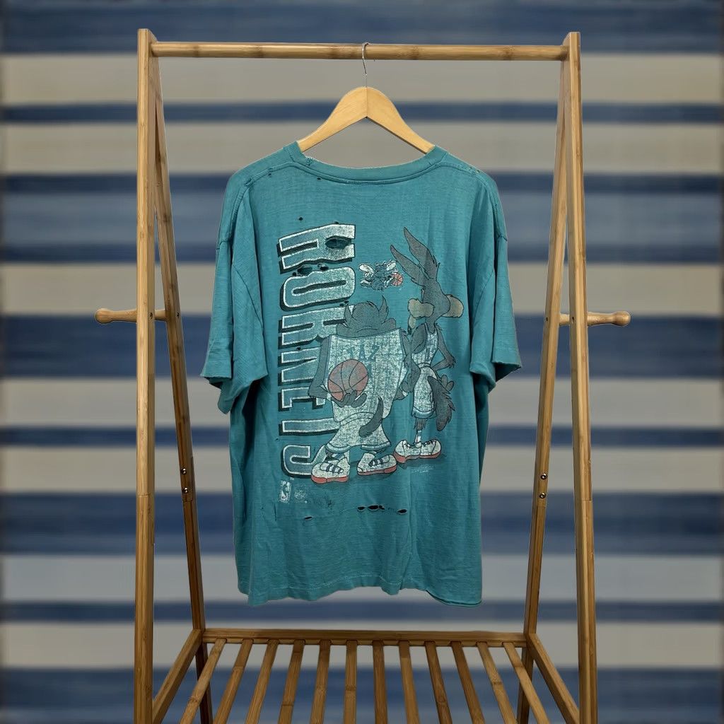 NBA VTG 90s Charlotte Hornets Taz Wile Looney Tunes NBA Distressed Worn Thrashed T-Shirt 2XL Teal Mens Size US XXL / EU 58 / 5 - 1 Thumbnail