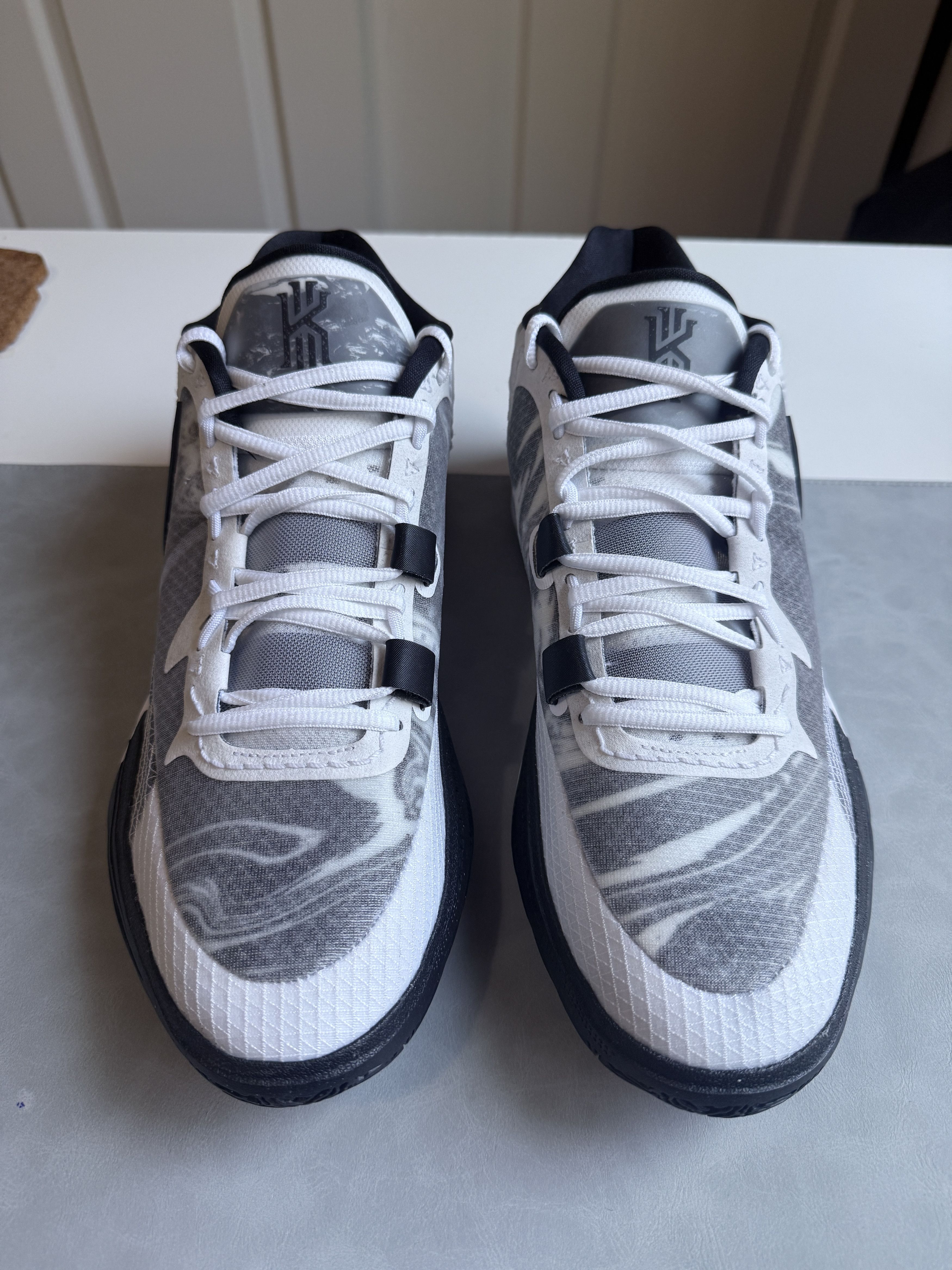 Nike NEW Kyrie 8 Basketball Shoes Size US 12 / EU 45 - 2 Thumbnail