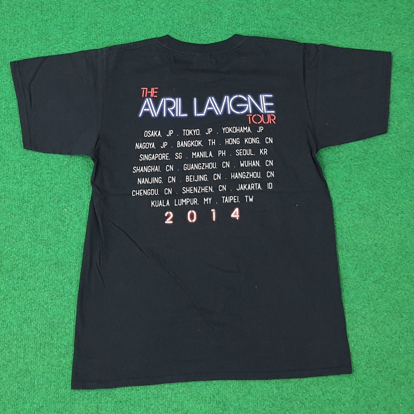 Band Tees Vintage The Avril Lavigne Tour 2014 Tshirt C259N18 Size US S / EU 44-46 / 1 - 3 Thumbnail