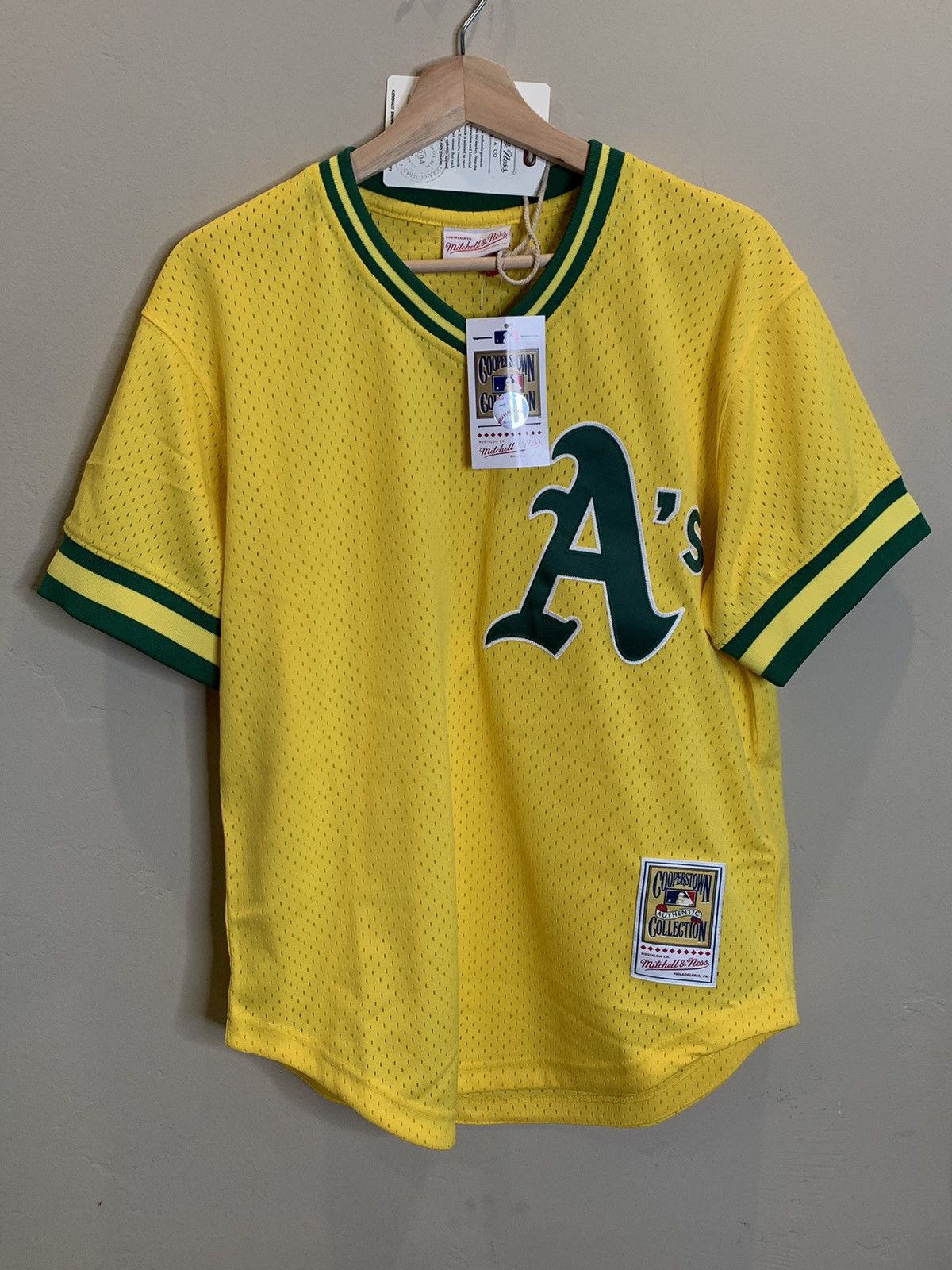 Cooperstown Collection *RARE* New Ricky Henderson Oakland As Mitchell & Ness Jersey Size US M / EU 48-50 / 2 - 1 Thumbnail