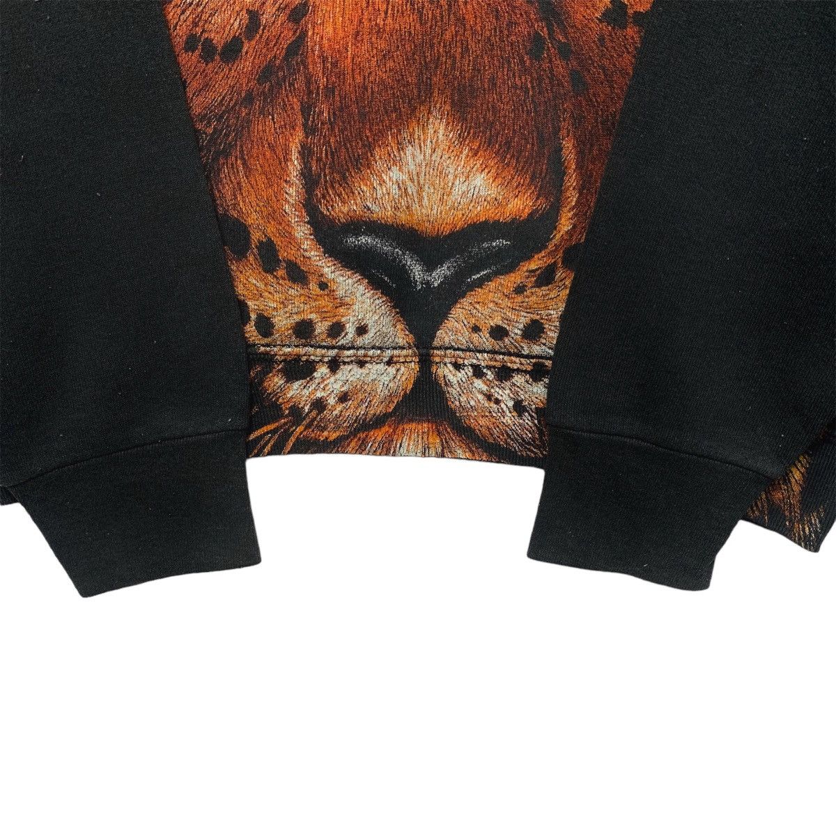 Vintage Vintage 90s Fruit of the loom Over Print Leopard Sweatshirt Size US L / EU 52-54 / 3 - 5 Thumbnail