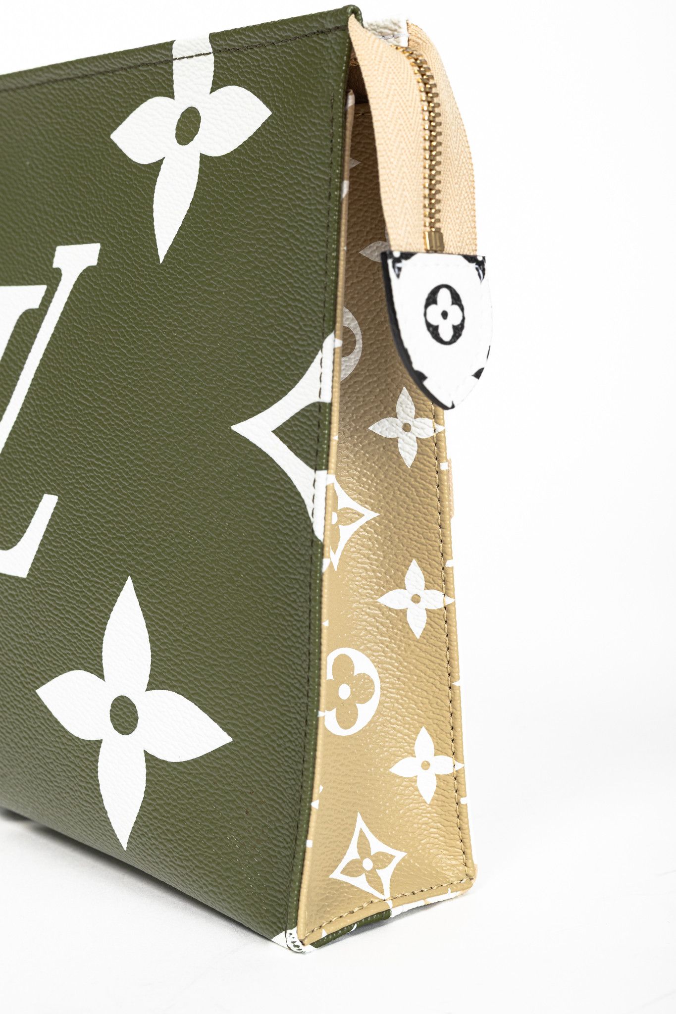 Louis Vuitton Louis Vuitton Khaki Monogram Giant Toiletry Pouch 26 Size ONE SIZE - 8 Thumbnail