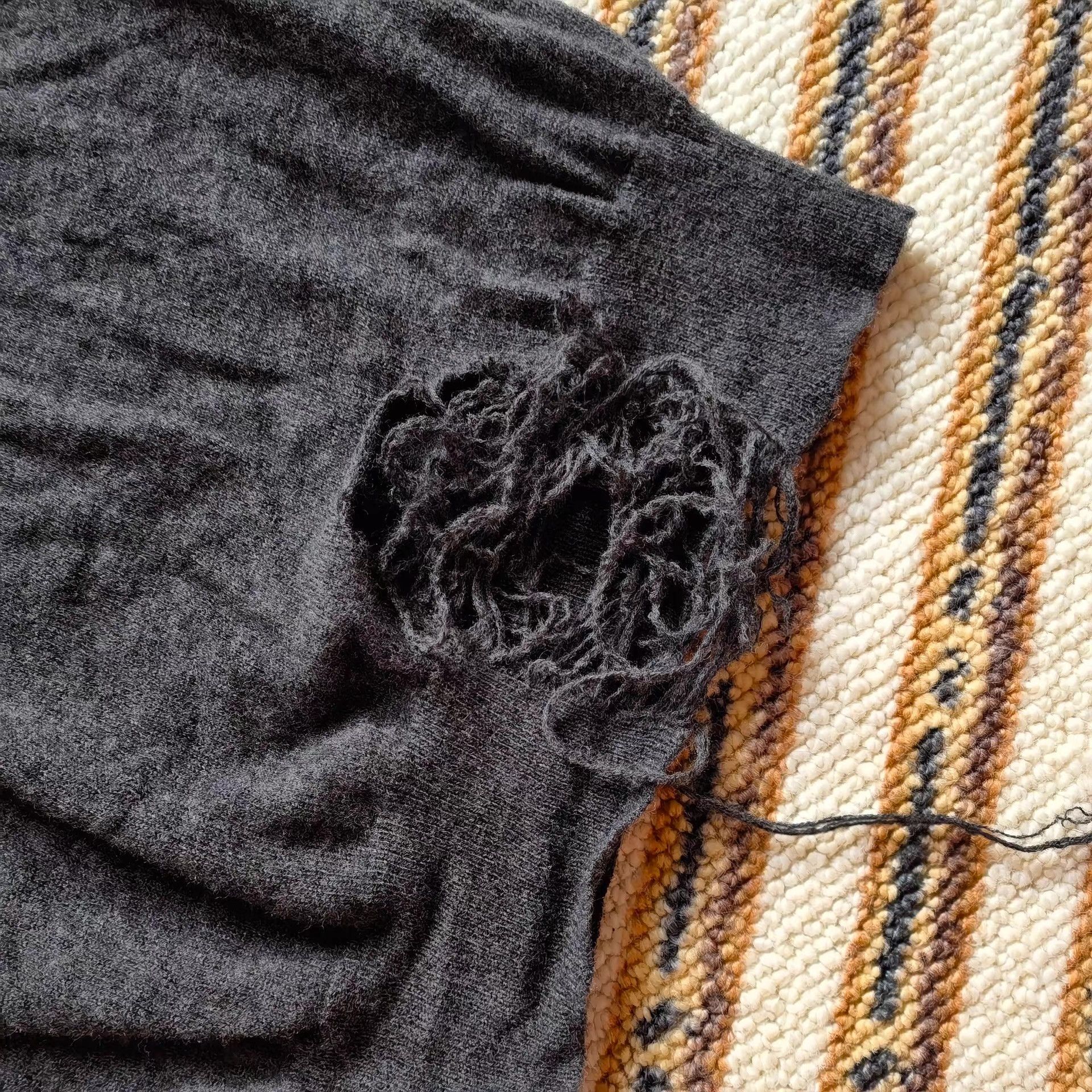 Maison Margiela Maison Margiela distressed sweater Q6 Size US L / EU 52-54 / 3 - 4 Thumbnail