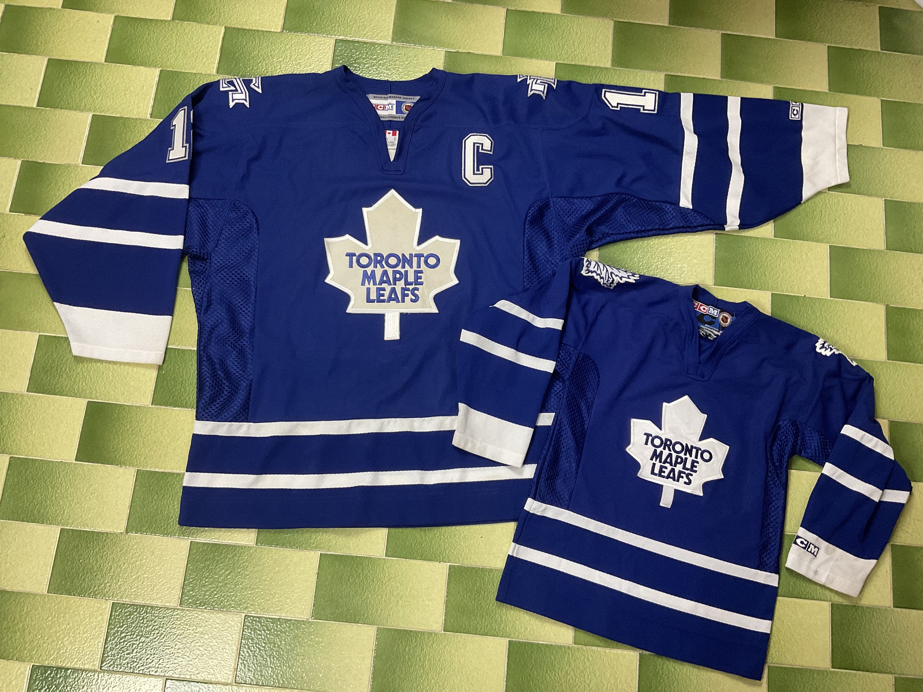 NHL Two Vintage CCM Toronto Maple Leafs jersey & Boys S/M Jersey Size US L / EU 52-54 / 3 - 1 Thumbnail