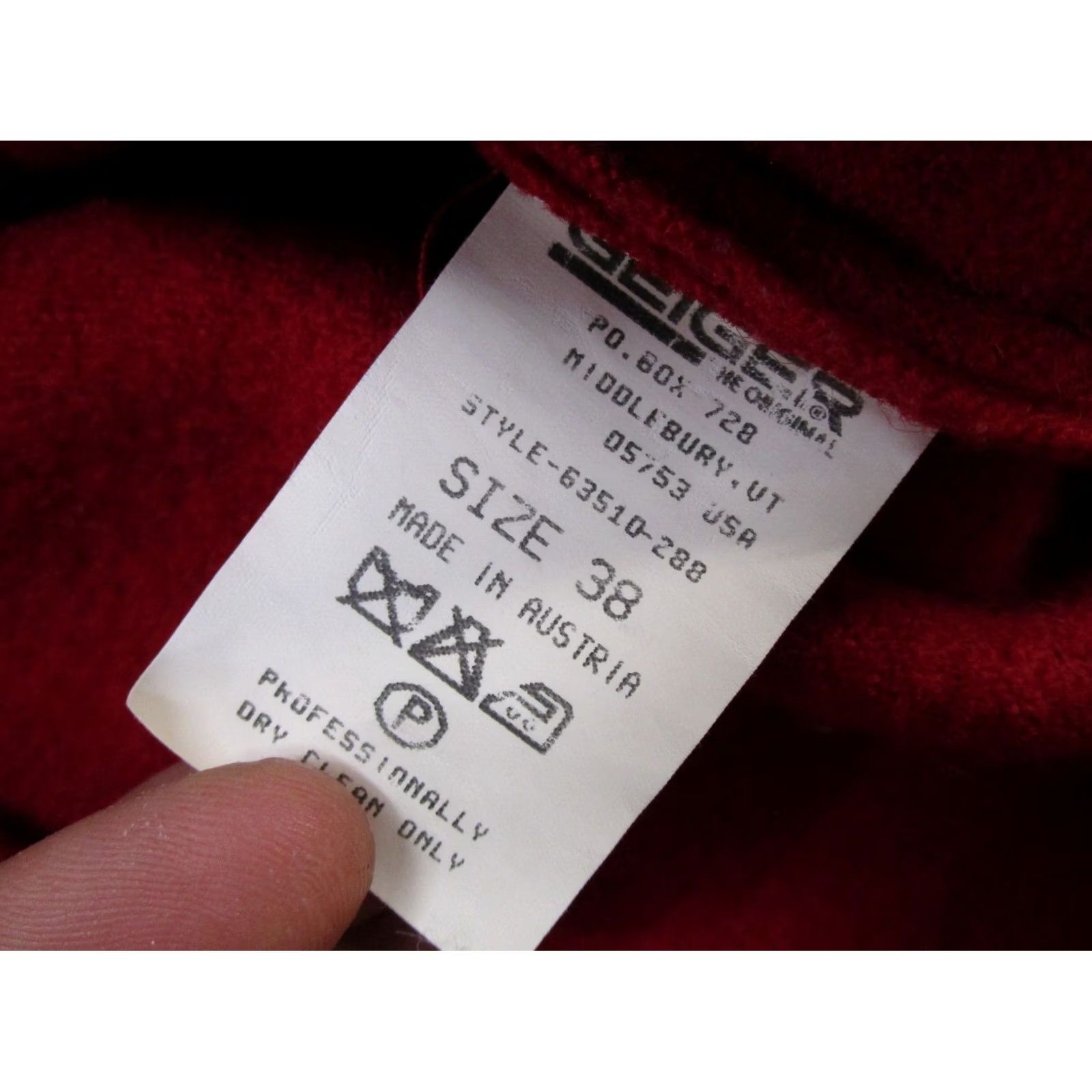 Vintage Geiger Cardigan 100% Wool Heavy Vintage Red Round Neck Long Sleeve Size 38 Women Size XS / US 0-2 / IT 36-38 - 4 Thumbnail