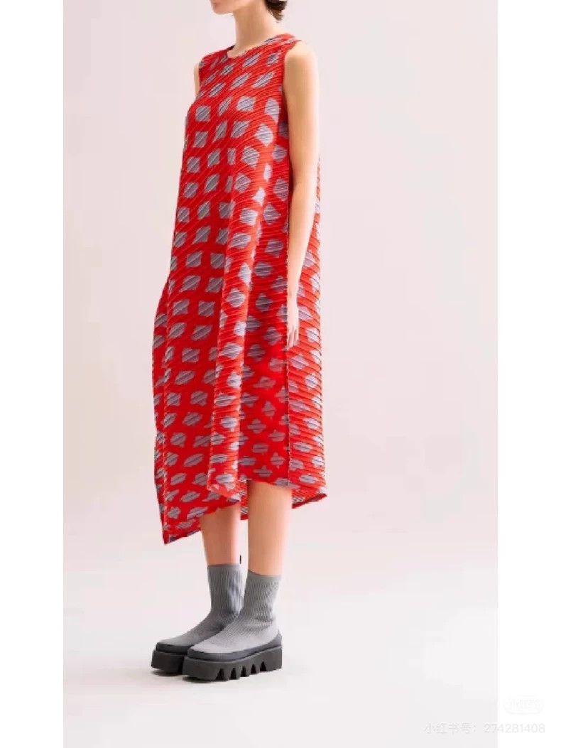 Issey Miyake Issey Miyake size:2 Red fish-scale main line dress Size XS / US 0-2 / IT 36-38 - 1 Thumbnail