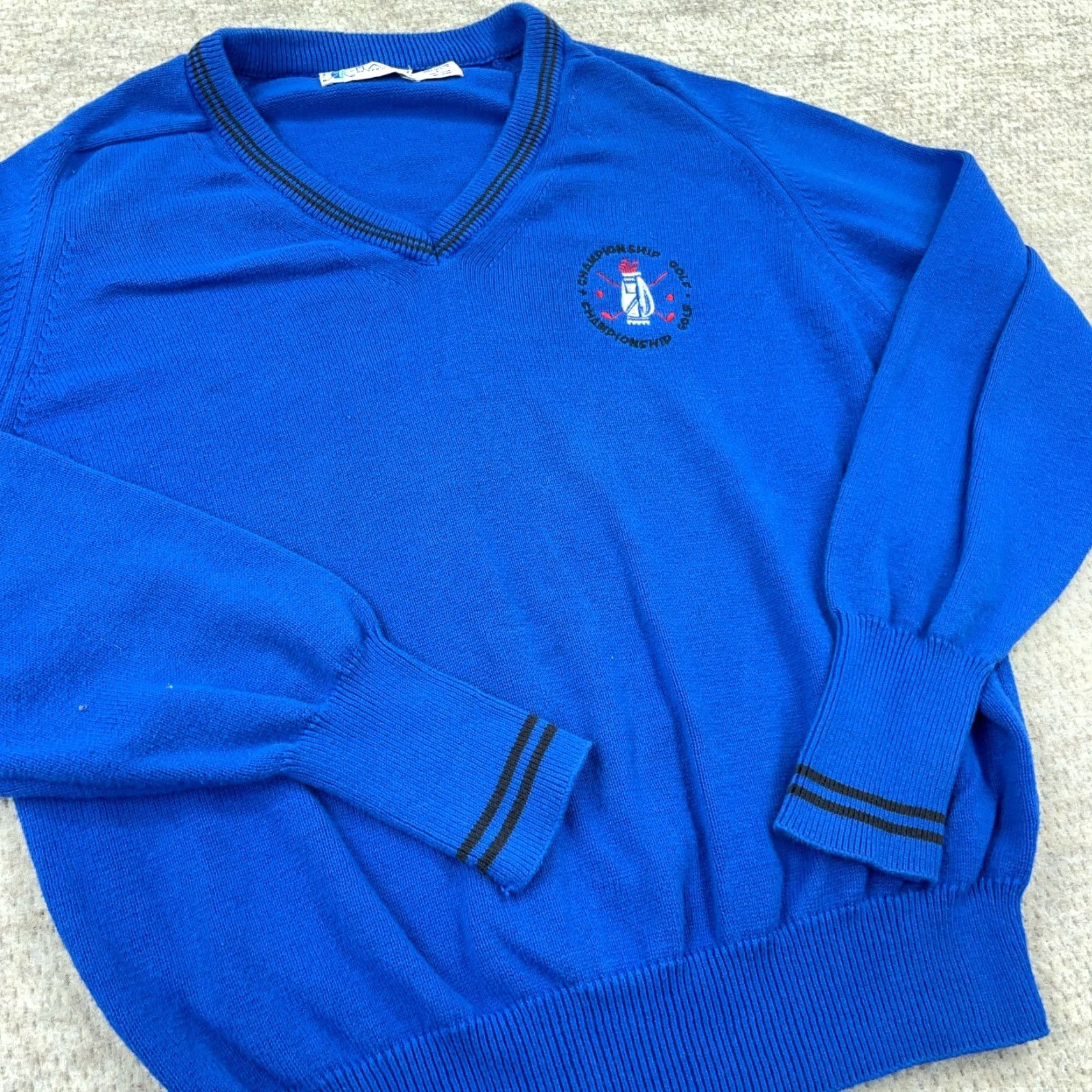 Van Heusen VINTAGE Van Heusen Golf Sweater Men L Royal Blue V Neck Embroidered Logo 90s USA Mens Size US L / EU 52-54 / 3 - 2 Thumbnail