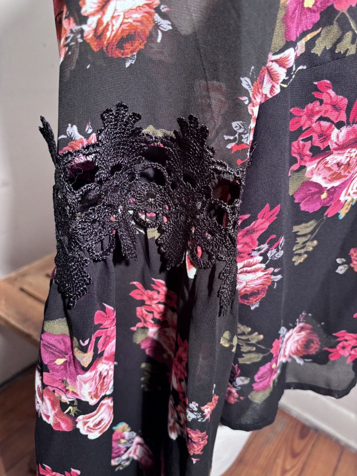 Forever 21 Forever 21 Belle Sleeve Floral Crop Blouse Size L / US 10 / IT 46 - 3 Thumbnail