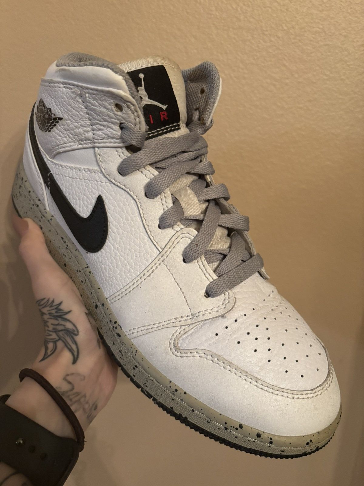 Jordan Brand Air Jordan 1 Retro Mid GS 'White Cement' Size US 6.5 / EU 39-40 - 2 Thumbnail