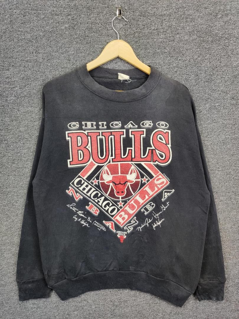 Vintage Vintage 90's Chicago Bulls Spell Out Logo Sweatshirt Size US L / EU 52-54 / 3 - 1 Thumbnail