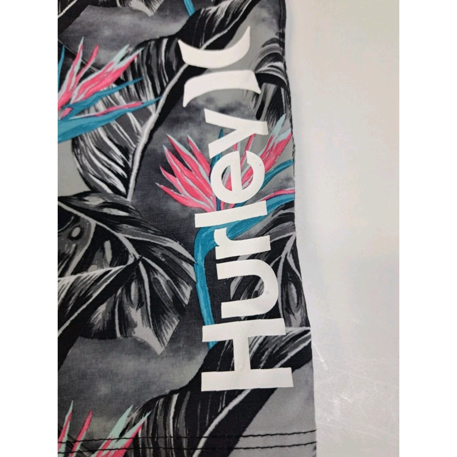 Hurley Hurley Mens Board Shorts Multicolored Floral Hawaiian Print 30/9" Beach Surfing Quick Dry Drawstring Back Pocket Womens? Mens Size US 30 / EU 46 - 5 Thumbnail