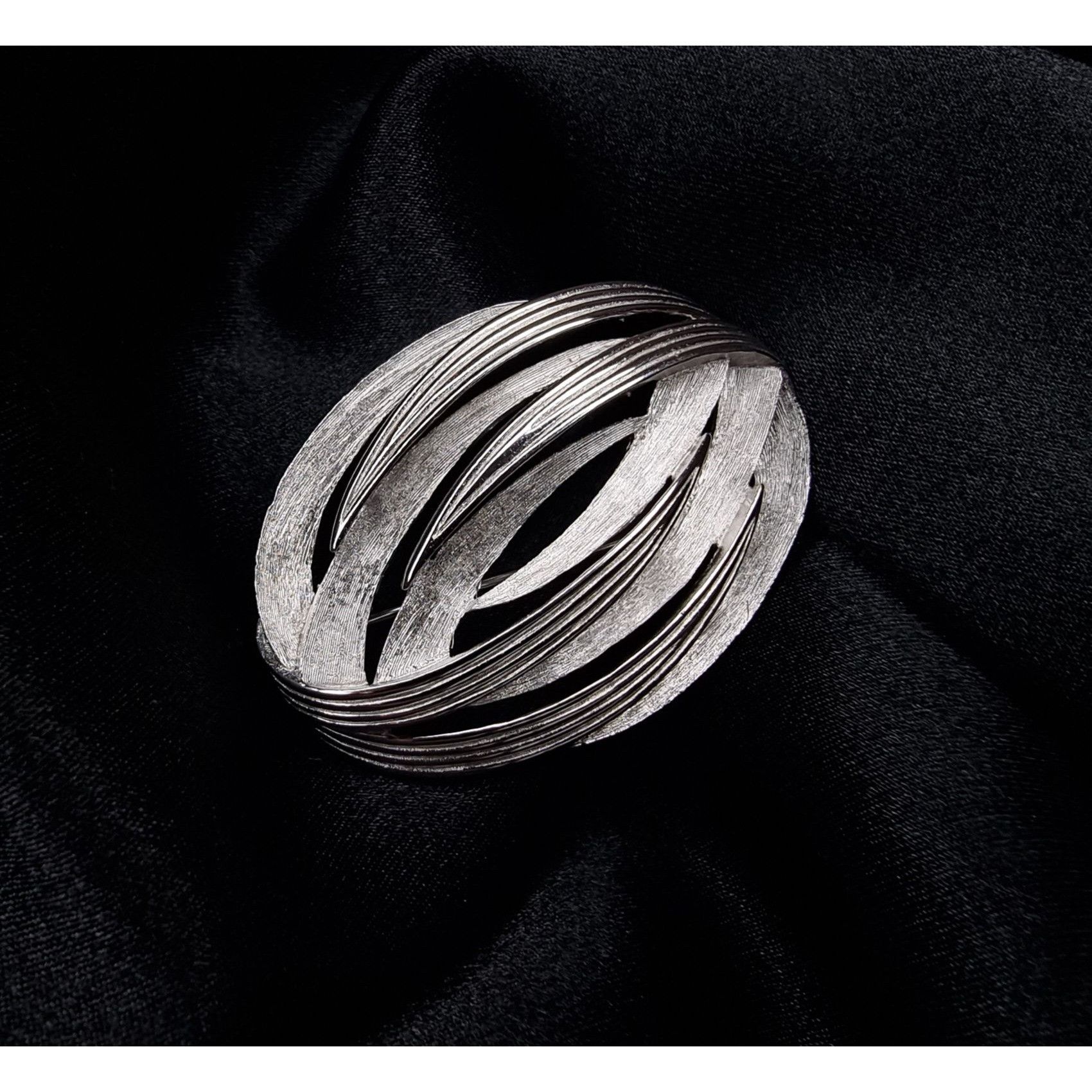 Vintage Vintage Trifari 1960s Silver-Tone Oval Swirl Brooch Pin Jewe Size ONE SIZE - 2 Thumbnail