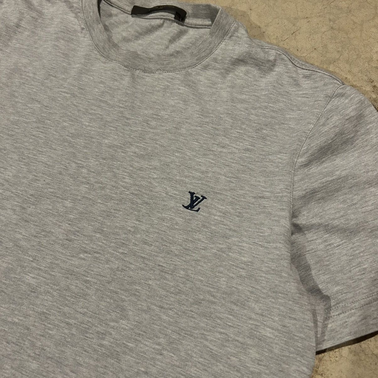 Designer × Louis Vuitton Louis Vuitton Monogram LV Chest Logo Embroidered Tee Rare Size US S / EU 44-46 / 1 - 3 Thumbnail