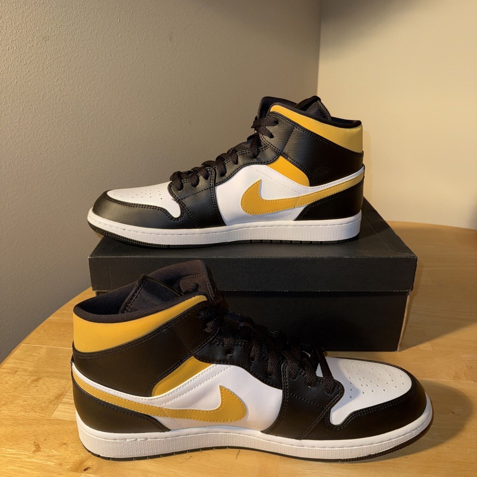Jordan Brand Jordan Air Jordan 1 Mid Black White University Gol554724-177 Size US 14 / EU 47 - 4 Thumbnail