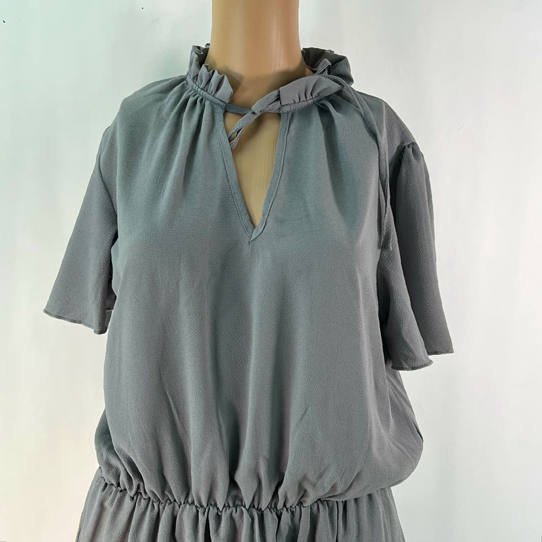 Vintage Womens Flutter Sleeves Tiered V Neck Ruffled Gray Swing Mini Dress Size Medium Size M / US 6-8 / IT 42-44 - 2 Thumbnail